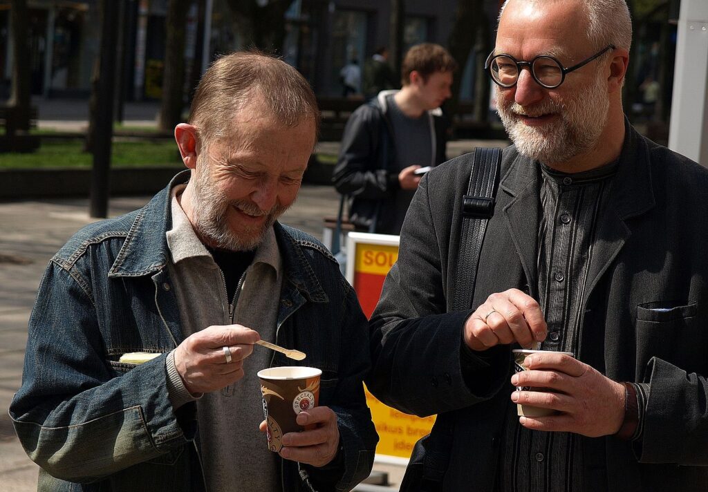 Audrys Karalius 2010 metais organizavo net kelis mėnesius trukusią taikaus protesto akciją „Žmonės kavingais veidais“, kurios tikslas – apsaugoti tarpukarinį „Romuvos“ kino teatrą nuo privatizacijos ir išlaikyti pirminę jo funkciją. Balandžio 30 dienos akcijos momentas su Audriu Karaliumi ir žinomu Kauno humoristu Jurgiu Gimberiu (1938-2018). Nuotrauka Almanto Bružo. 