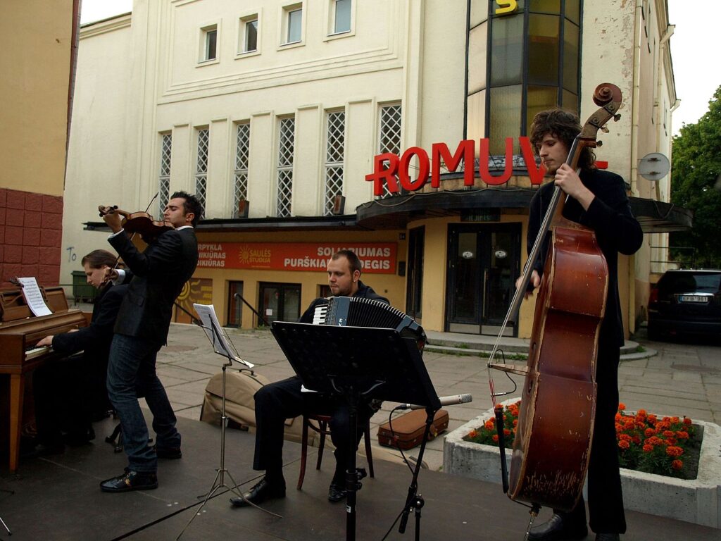 Taikaus protesto akcijos „Žmonės kavingais veidais“ renginiuose Laisvės alėjoje prie tarpukarinio Kauno „Romuvos“ kino teatro vyko įspūdingi koncertai, meno žmonių bei studentų pasirodymai. Brolių Bazarų kolektyvo koncerto momentas 2010 birželio 18 dieną. Nuotrauka Almanto Bružo. 