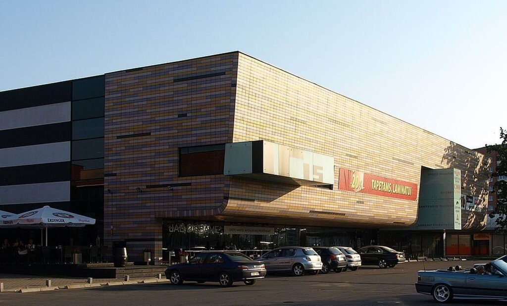 2002 metais atidaryta „Iris“ apdailos prekių parduotuvė (rekonstrukcijos architektai A.Karalius, A.Jačiauskas, K.Kajokas, D.Burbulytė) Kauno Savanorių prospektui įpūtė gaivią dozę spalvų. Bendrasis parduotuvės vaizdas 2011-aisiais. Nuotrauka Almanto Bružo. 