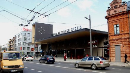 Autobusų stoties tūris korektiškai įsikomponavo margame Vytauto pr. užstatyme (arch.G.Balčytis ir grupė)