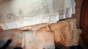 Architekto studijoje visada būdavo krūva iš į ruloną susuktų ar pavienių meistriškų piešinių, brėžinių, 1:1 masteliu atliktų konstrukcinių ar architektūrinių detalių.  Foto: A.Bružo.
