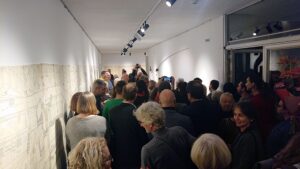 PILOTAS.LT surengta paroda „Palio miestas. Septynios tapatybės dimensijos“ 2023 metais sumušė lankomumo rekordus Kauno paveikslų galerijoje. Parodos atidarymo momentas. Foto: A.Bružo.