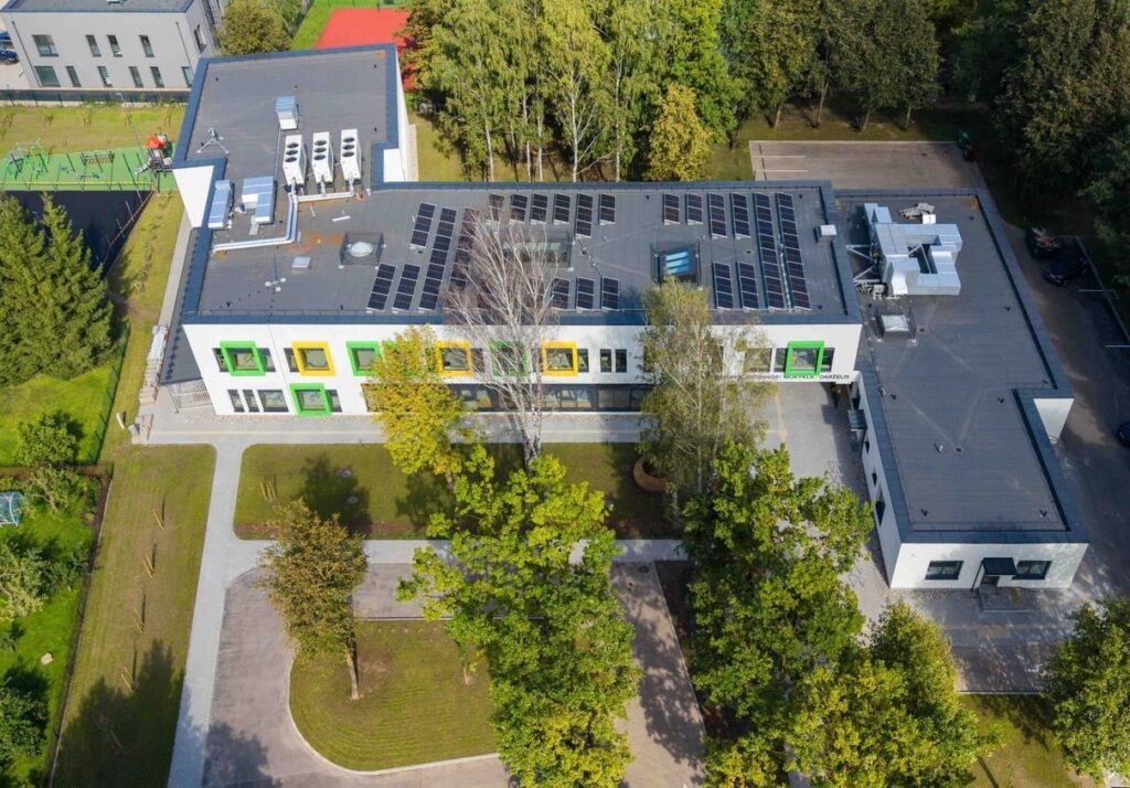 „Medeinos“ pradinė mokykla (projektuotojas „Medstatyba“; PV V.Stukas, PDV D.Steponaitis, arch. L.Juškėnas). Foto: Kauno savivaldybės.