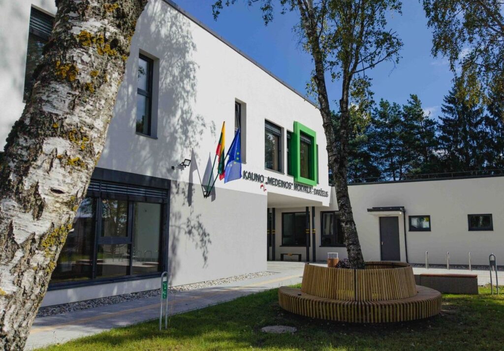 „Medeinos“ pradinė mokykla (projektuotojas „Medstatyba“; PV V.Stukas, PDV D.Steponaitis, arch. L.Juškėnas). Foto: Kauno savivaldybės.