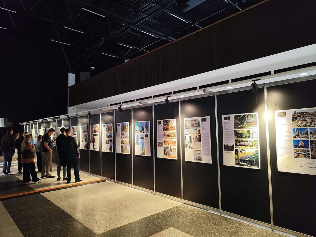 Kasmetinis fasadų konkursas FACadE’26 kvietė lankytojus įvertinti ir balsuoti už labiausiai patikusias architektūros realizacijas. Foto: ©PILOTAS.LT